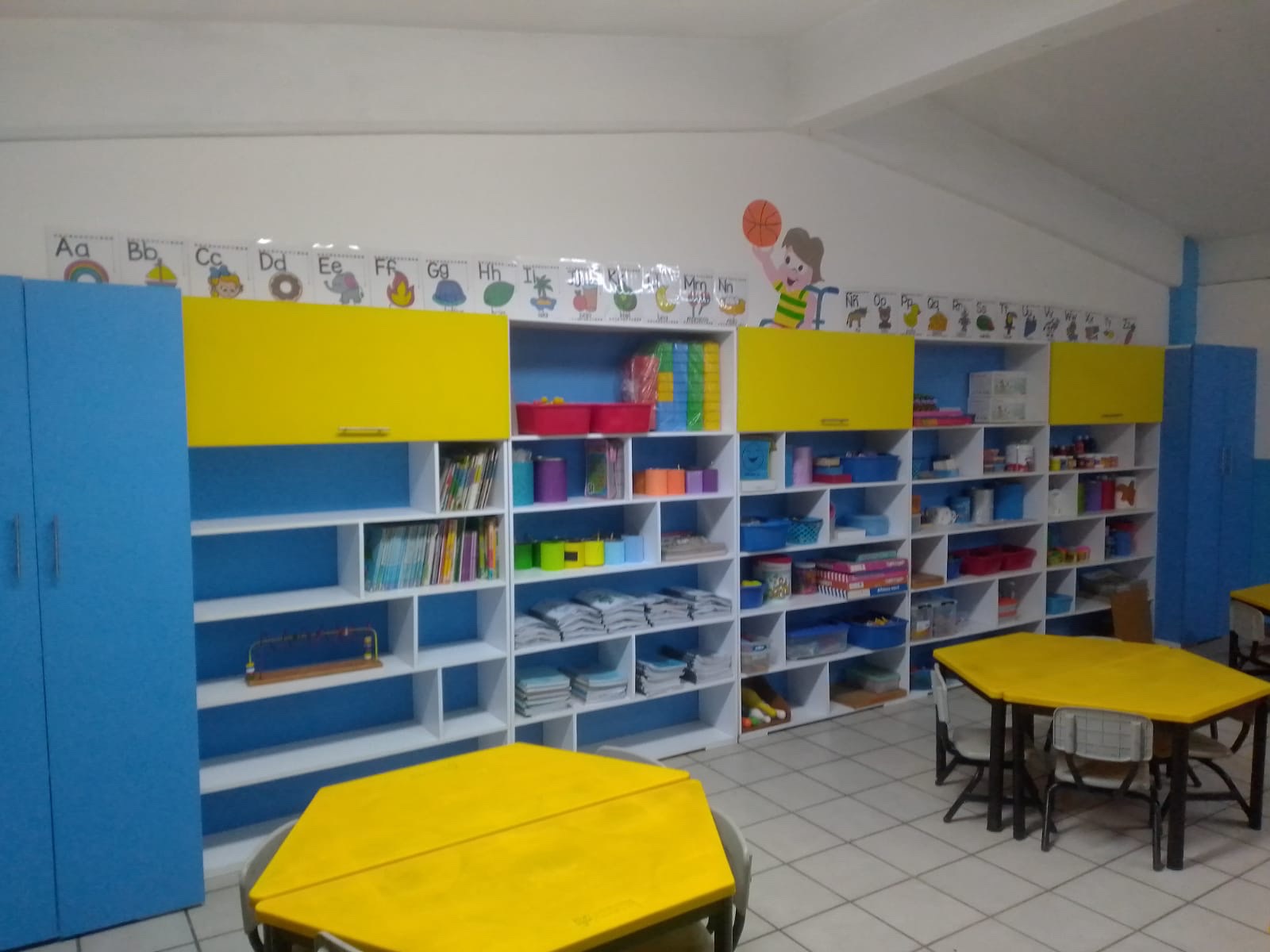 Material didáctico y mobiliario escolar